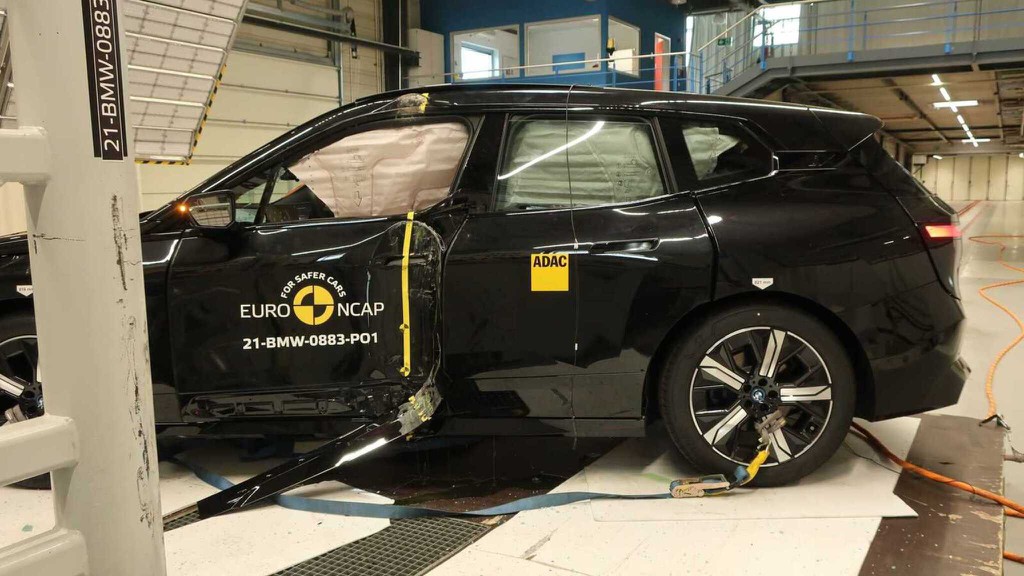 Thử đâm tan nát xem SUV điện BMW iX an toàn ở mức nào! ảnh 7