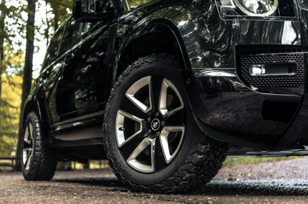 Heritage Customs khoác lên Land Rover Defender “bộ cánh” Tuxedo Black lịch lãm không kém điệp viên 007 ảnh 8