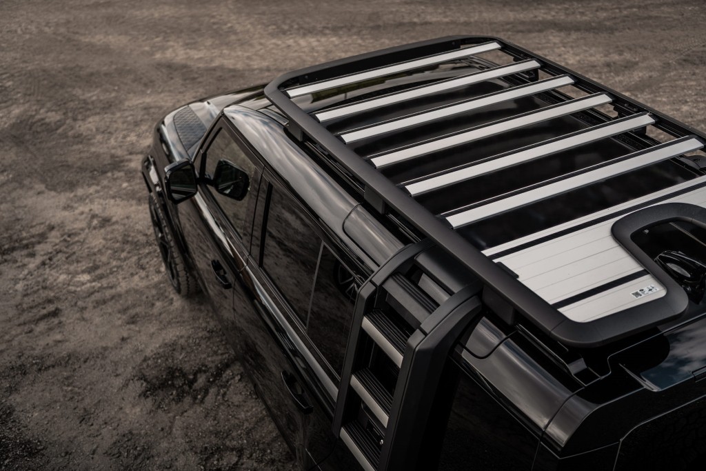 Heritage Customs khoác lên Land Rover Defender “bộ cánh” Tuxedo Black lịch lãm không kém điệp viên 007 ảnh 2