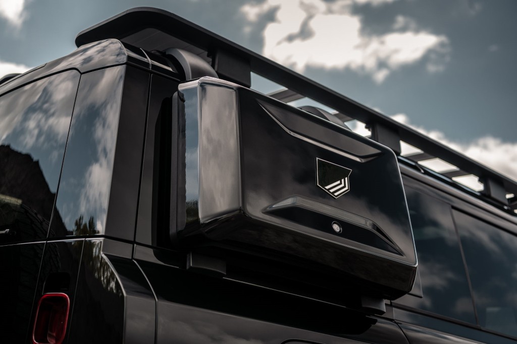 Heritage Customs khoác lên Land Rover Defender “bộ cánh” Tuxedo Black lịch lãm không kém điệp viên 007 ảnh 3