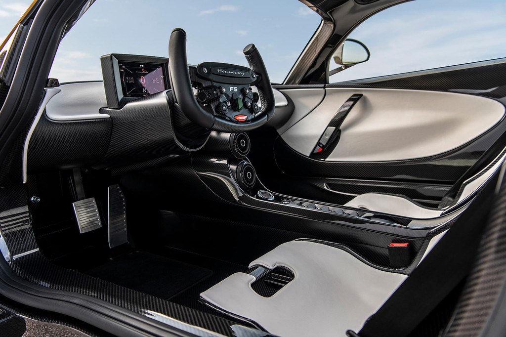 ra-mat-mau-sieu-xe-hypercar-Hennessey-Venom-F5-mau-vang-tai-my-15