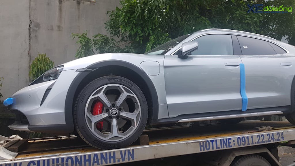 Chạm mặt xe điện Porsche Taycan Cross Turismo tại Việt Nam: