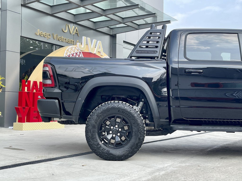 Chi tiết siêu bán tải RAM 1500 TRX tại Việt Nam, giá xe cao gần gấp 5 lần ở Mỹ ảnh 9