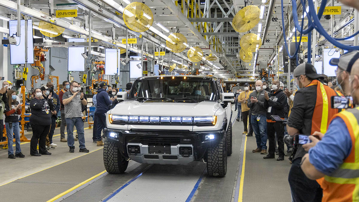 Chiếc bán tải điện HUMMER EV 2022 đầu tiên sản xuất có giá 2,5 triệu USD