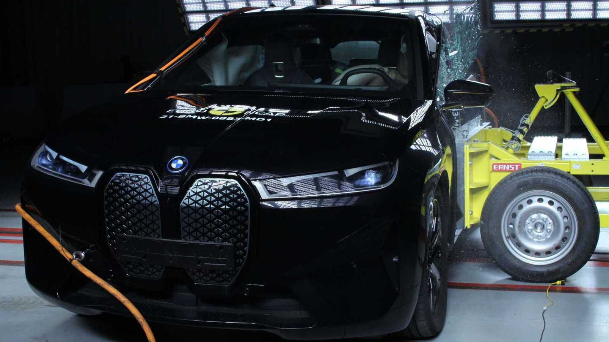Thử đâm tan nát xem SUV điện BMW iX an toàn ở mức nào