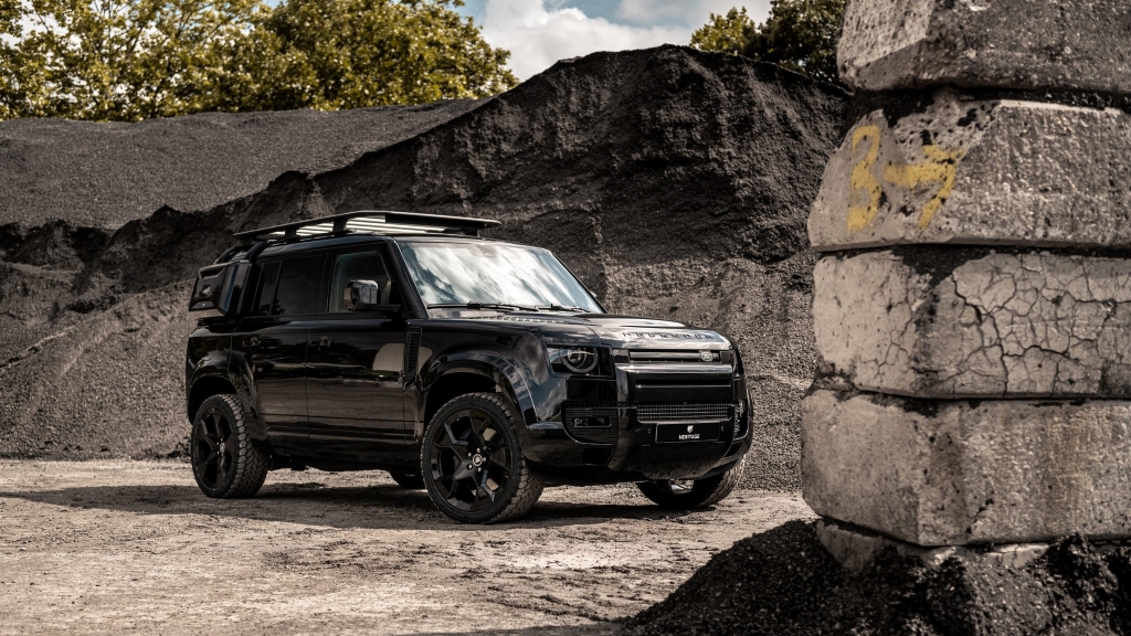 Land Rover Defender khoác “bộ cánh” Tuxedo Black lịch lãm không kém điệp viên 007
