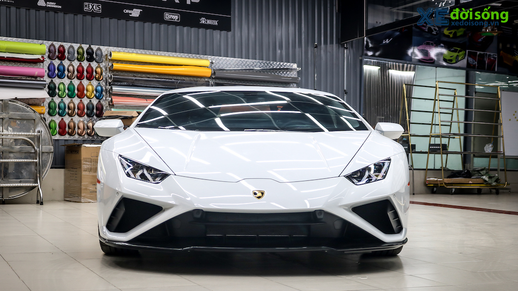 Soi siêu xe Lamborghini Huracan EVO RWD đầu tiên về Việt Nam
