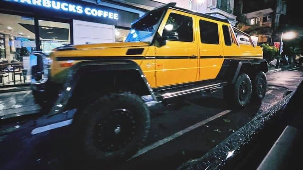 Ngỡ ngàng thấy 'quái vật 6 bánh' Mercedes G 63 AMG 6x6 dạo phố Hà Nội