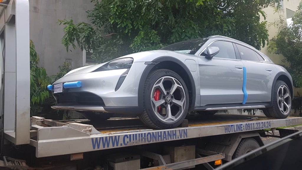 Chạm mặt xe điện Porsche Taycan Cross Turismo tại Việt Nam