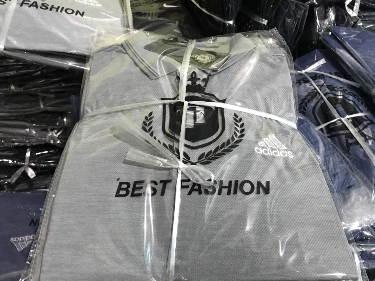 Phát hiện vụ may hàng nhái thương hiệu Gucci, Lacoste lớn nhất tỉnh Hải Dương - Ảnh 1.