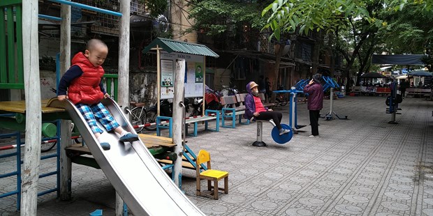 "Hô biến" sân chung cư thành khu vui chơi cho trẻ từ vật liệu tái chế - Ảnh 1.