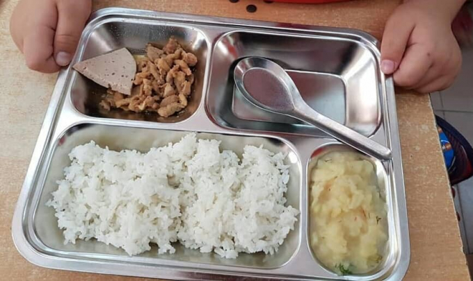 Suất ăn công nghiệp ở trường học và nỗi lo an toàn thực phẩm - Ảnh 1.