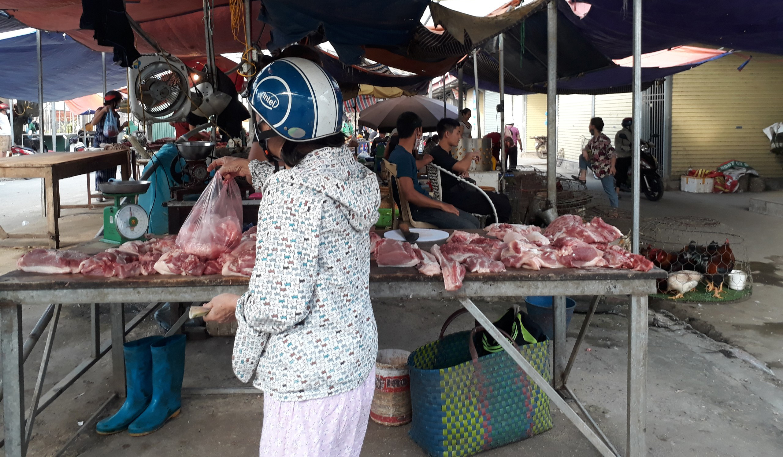 Chị bán thịt chợ Trung Văn bật mí 5 phần thịt lợn vừa ngon vừa dôi khi chế biến mà giá "cực mềm" khi giá lợn neo cao hiện nay - Ảnh 1.
