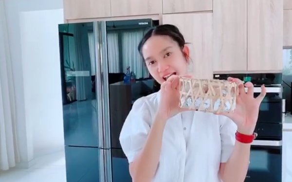 Nóng không ăn nổi cơm, vợ kém 17 tuổi vào bếp làm chè trứng và phản ứng của Lý Hải - Ảnh 2. Nóng không ăn nổi cơm, vợ kém 17 tuổi vào bếp làm chè trứng và phản ứng của Lý Hải - Ảnh 2.