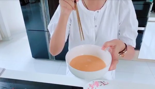 Nóng không ăn nổi cơm, vợ kém 17 tuổi vào bếp làm chè trứng và phản ứng của Lý Hải - Ảnh 4. Nóng không ăn nổi cơm, vợ kém 17 tuổi vào bếp làm chè trứng và phản ứng của Lý Hải - Ảnh 4.