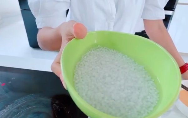 Nóng không ăn nổi cơm, vợ kém 17 tuổi vào bếp làm chè trứng và phản ứng của Lý Hải - Ảnh 3. Nóng không ăn nổi cơm, vợ kém 17 tuổi vào bếp làm chè trứng và phản ứng của Lý Hải - Ảnh 3.