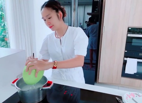Nóng không ăn nổi cơm, vợ kém 17 tuổi vào bếp làm chè trứng và phản ứng của Lý Hải - Ảnh 5. Nóng không ăn nổi cơm, vợ kém 17 tuổi vào bếp làm chè trứng và phản ứng của Lý Hải - Ảnh 5.