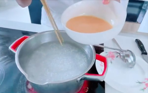 Nóng không ăn nổi cơm, vợ kém 17 tuổi vào bếp làm chè trứng và phản ứng của Lý Hải - Ảnh 6.