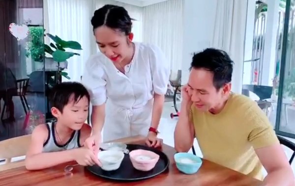 Nóng không ăn nổi cơm, vợ kém 17 tuổi vào bếp làm chè trứng và phản ứng của Lý Hải - Ảnh 7. Nóng không ăn nổi cơm, vợ kém 17 tuổi vào bếp làm chè trứng và phản ứng của Lý Hải - Ảnh 7.
