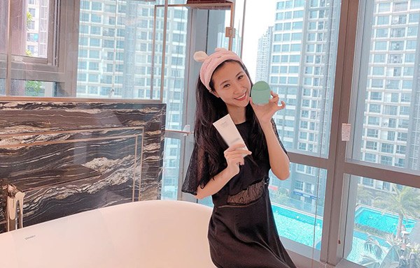 Làm nghề “ở nhà chăm con” giặt giũ cơm nước, mẹ 4 con vẫn xách túi Hermès, váy thướt tha - Ảnh 11.