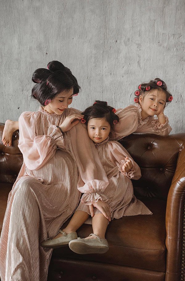 Làm nghề “ở nhà chăm con” giặt giũ cơm nước, mẹ 4 con vẫn xách túi Hermès, váy thướt tha - Ảnh 9.