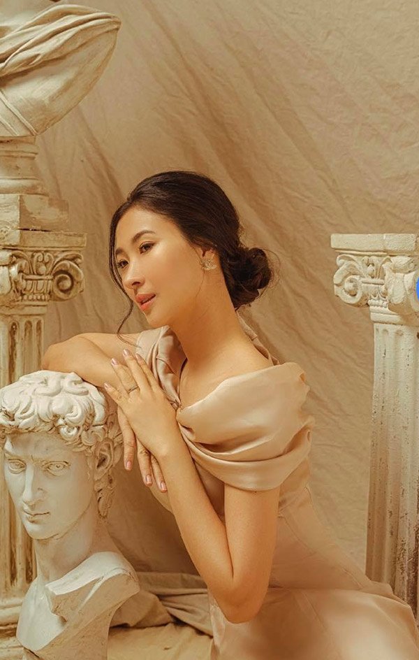 Làm nghề “ở nhà chăm con” giặt giũ cơm nước, mẹ 4 con vẫn xách túi Hermès, váy thướt tha - Ảnh 13.