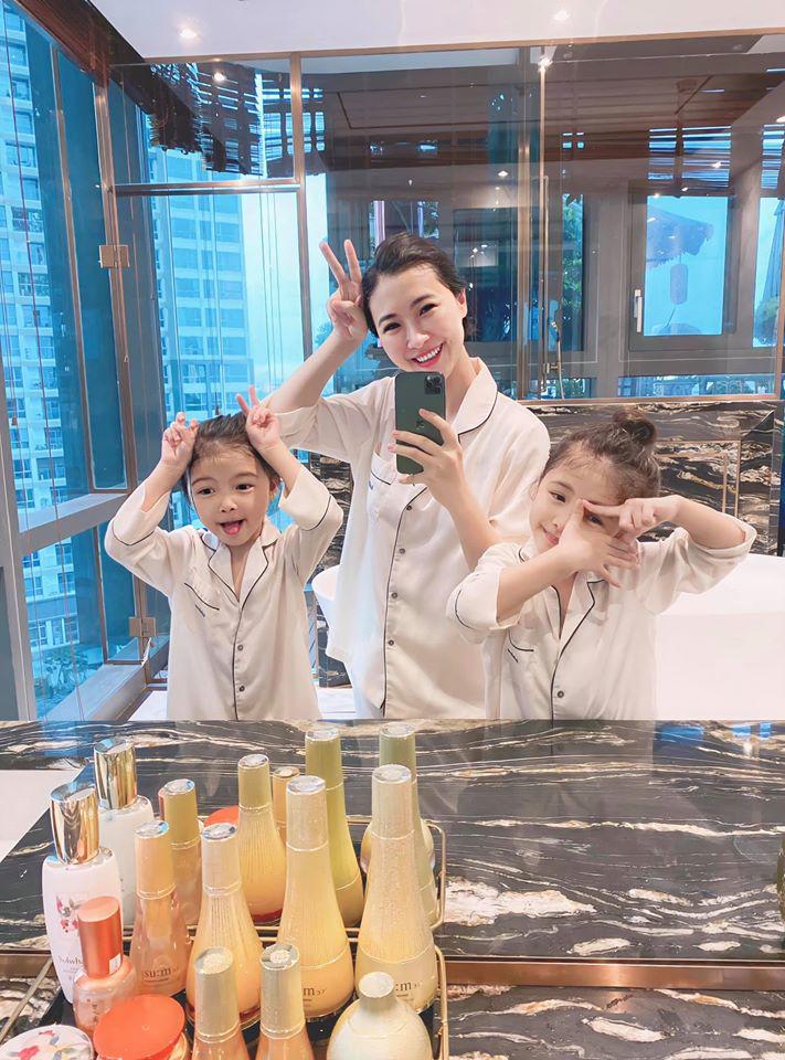 Làm nghề “ở nhà chăm con” giặt giũ cơm nước, mẹ 4 con vẫn xách túi Hermès, váy thướt tha - Ảnh 7.