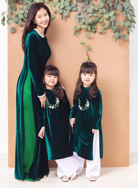 Làm nghề “ở nhà chăm con” giặt giũ cơm nước, mẹ 4 con vẫn xách túi Hermès, váy thướt tha - Ảnh 2.