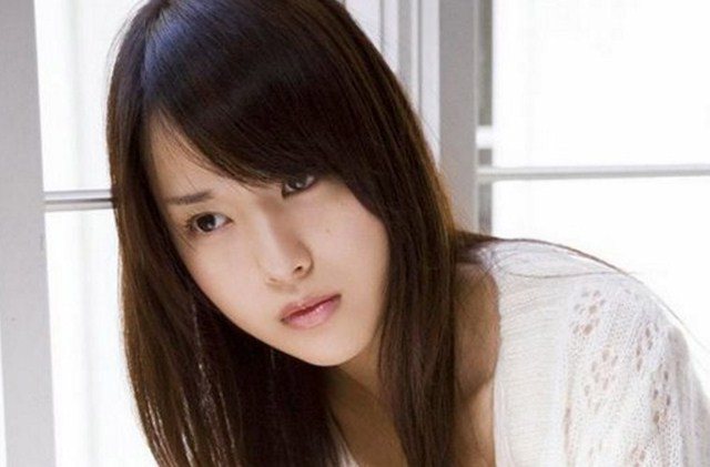 Em chồng đưa bạn trai về ra mắt, tôi chết khiếp khi anh ta lén dúi cho mẩu giấy quen - Ảnh 1.