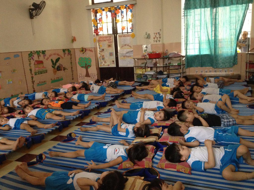 Giáo viên mầm non khuyến cáo: 3 kiểu quần áo mẹ đừng mặc cho bé khi đi học - Ảnh 1.