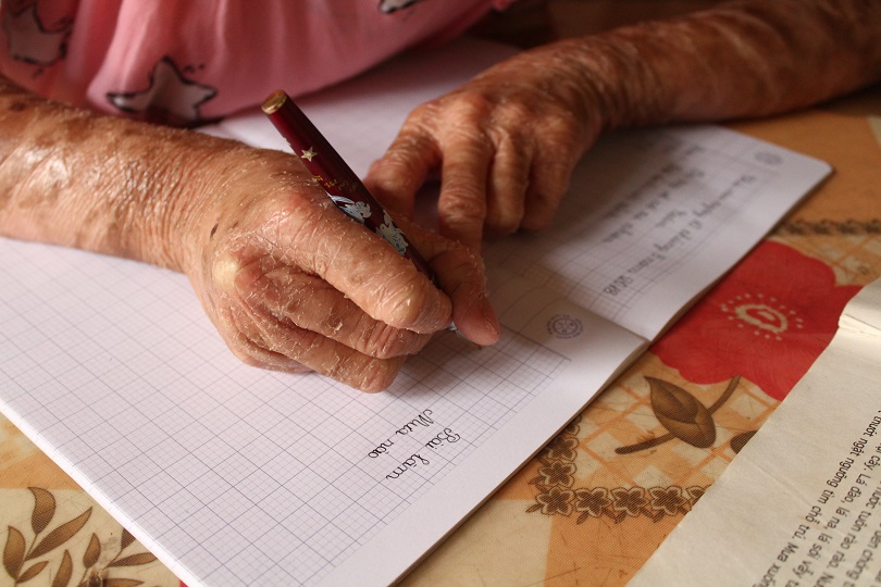 Xót thương 2 chị em mắc bệnh lạ, không dám đi học vì bạn gọi là 