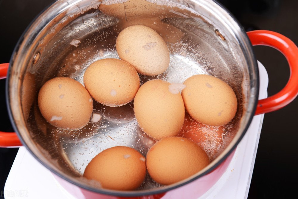 Chỉ một mẹo nhỏ trứng luộc sẽ cực dễ bong vỏ khi chạm vào - Ảnh 2.