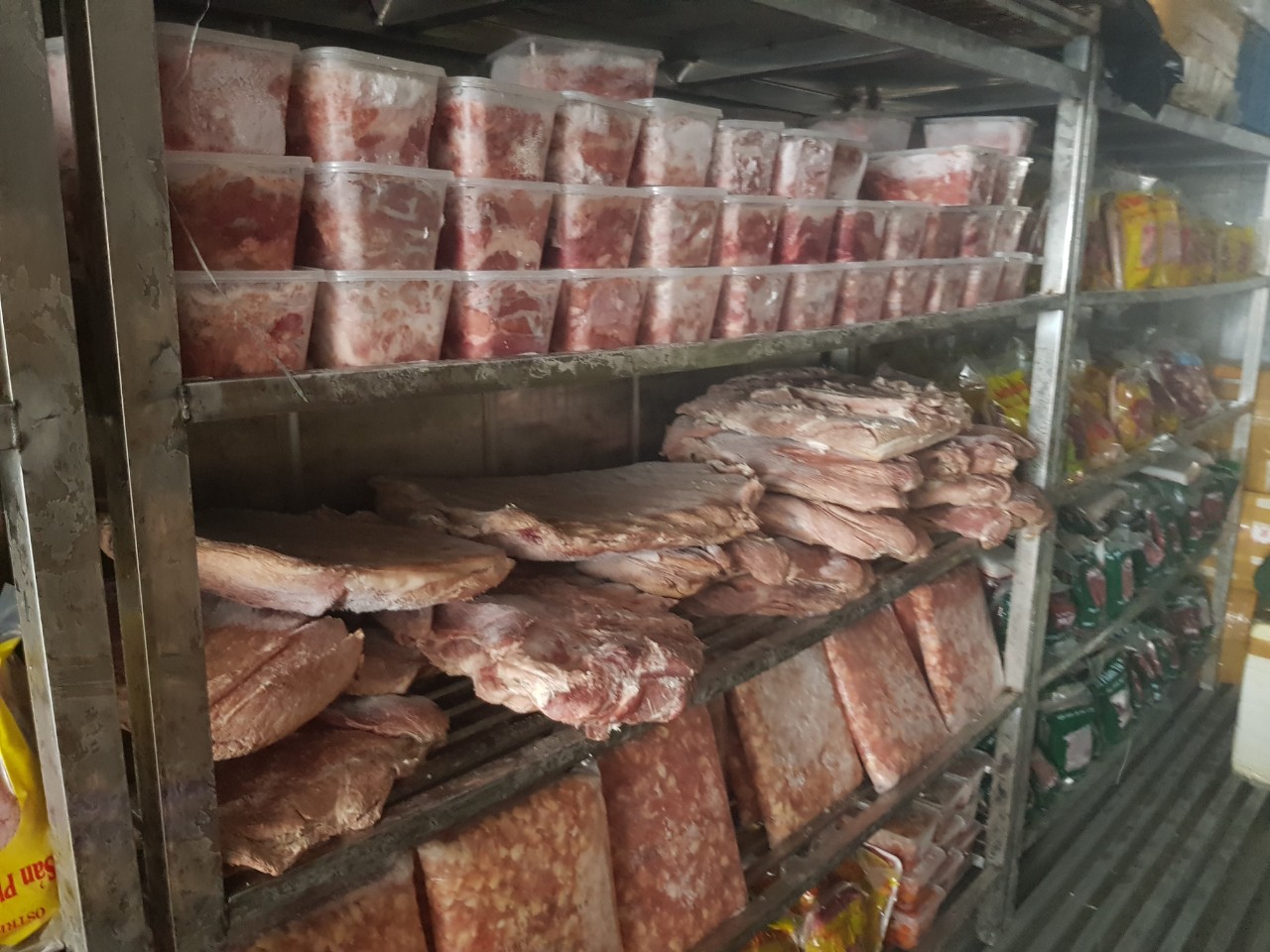 19 tấn chân gà, giò heo, trứng non ôi thiu sắp tuồn ra thị trường - Ảnh 1.