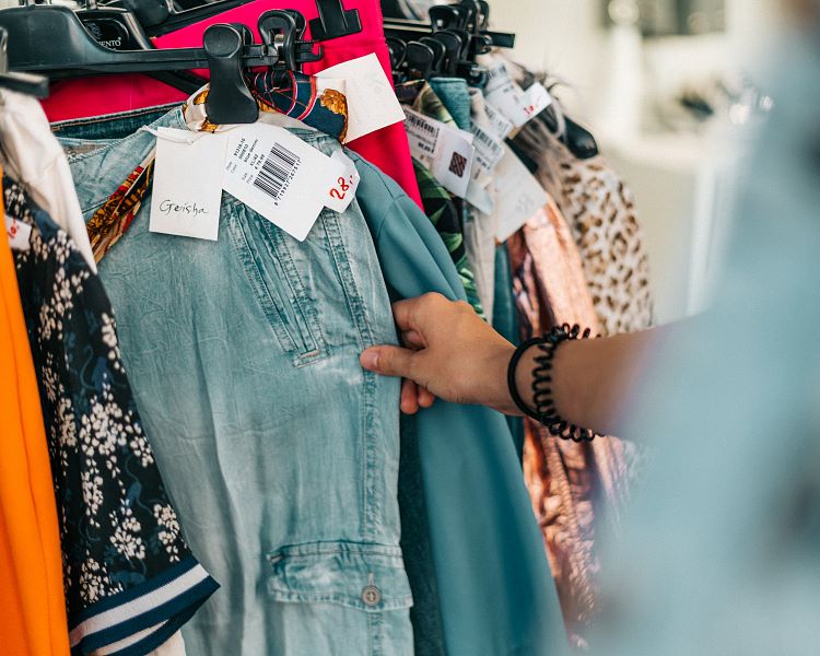 5 cách tiết kiệm cực kỳ sai lầm mà chị em thường mắc phải - Ảnh 2.