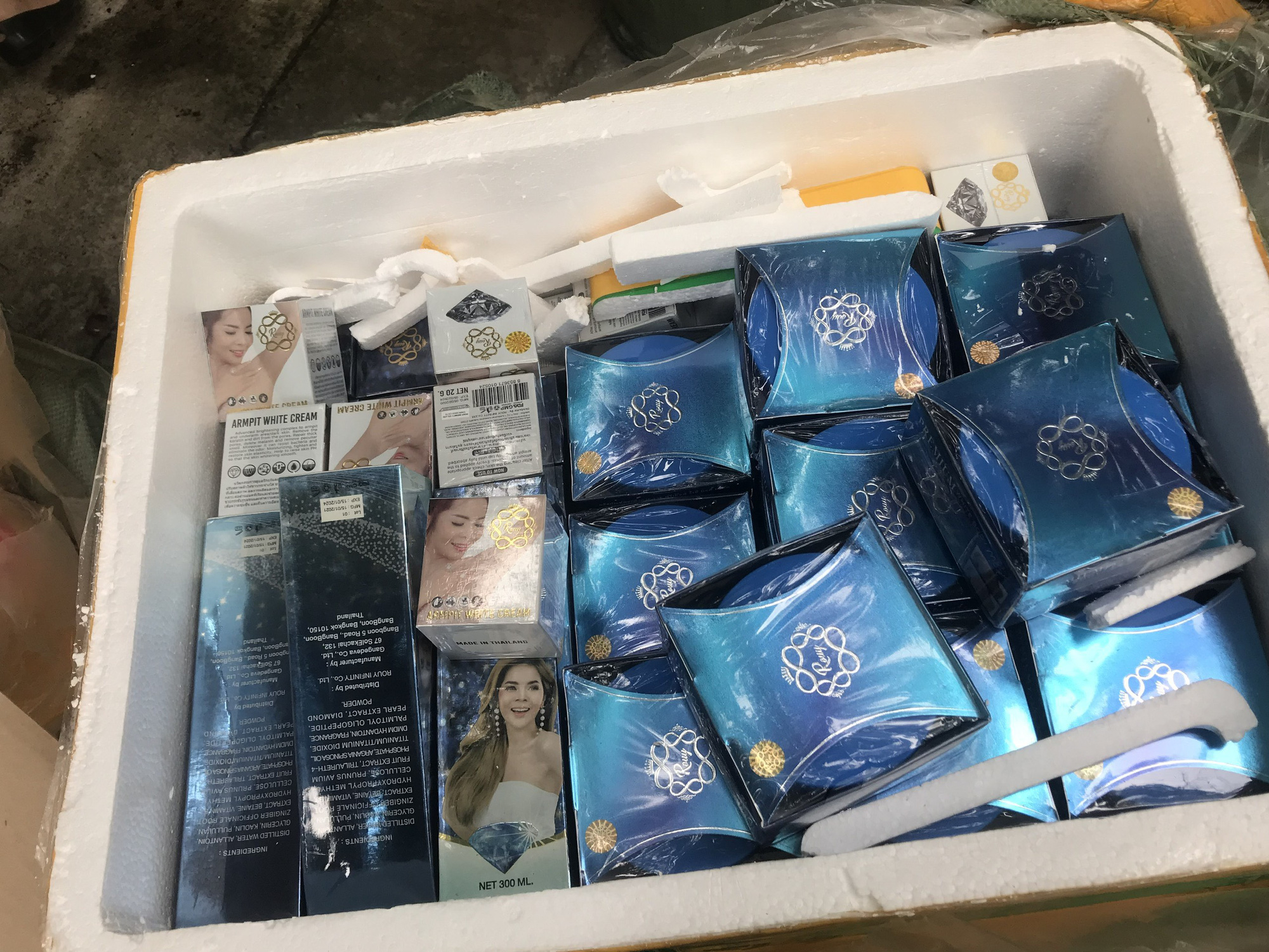 Ngụy trang quán cà phê để bán nước hoa có dấu hiệu hàng nhái - Ảnh 2.