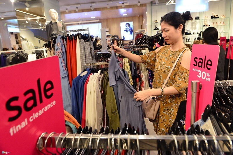 Bà nội trợ mách nhau cách