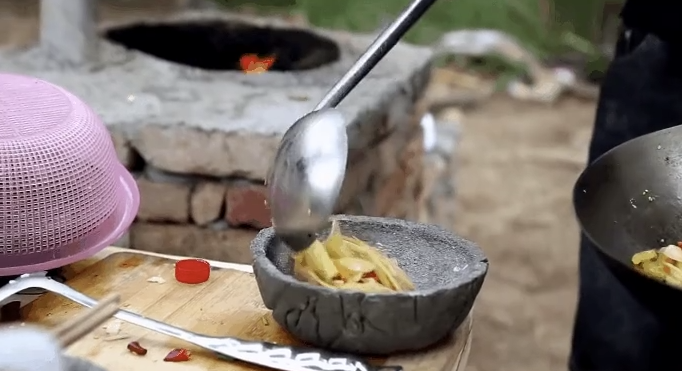 Ba chàng trai tốt nghiệp không đi làm, lên núi biến căn nhà hoang tàn thành điền viên nghỉ dưỡng - Ảnh 11.