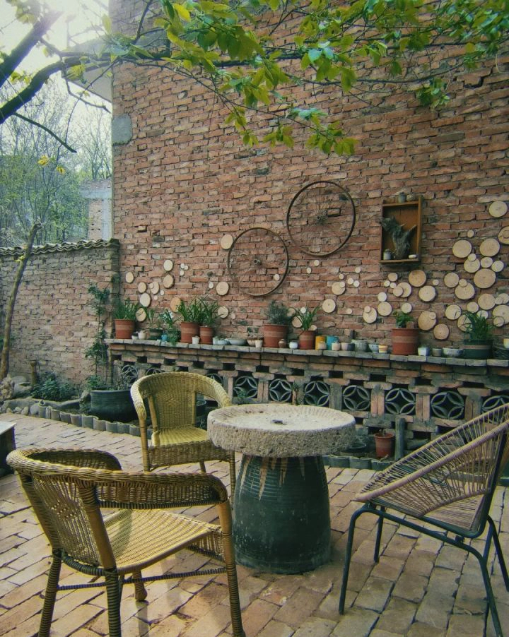 Ba chàng trai tốt nghiệp không đi làm, lên núi biến căn nhà hoang tàn thành điền viên nghỉ dưỡng - Ảnh 2.