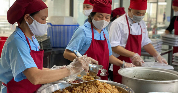 Từ vụ suất ăn có giòi, phụ huynh mong có đoàn giám sát  trực tiếp đến bếp của đơn vị cung cấp suất ăn