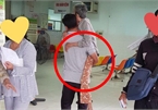 Hình ảnh người con trai bế mẹ già trong bệnh viện khiến dân mạng xúc động