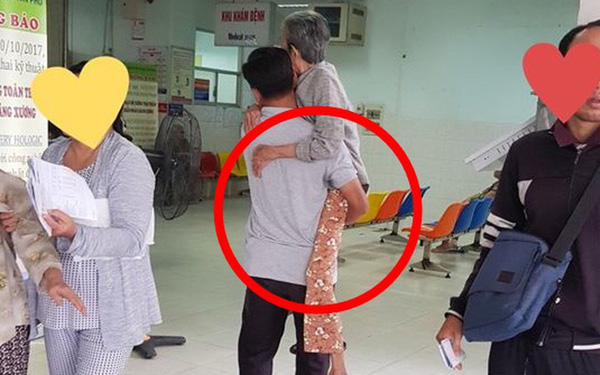 Hình ảnh người con trai bế mẹ già trong bệnh viện khiến dân mạng xúc động