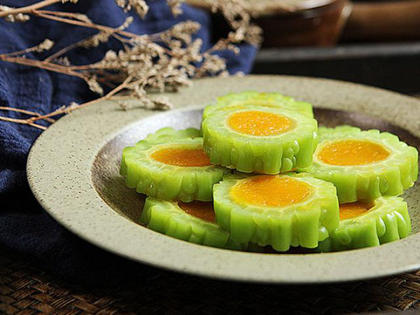 Biến tấu tuyệt vời với món mướp đắng nhồi bí đỏ