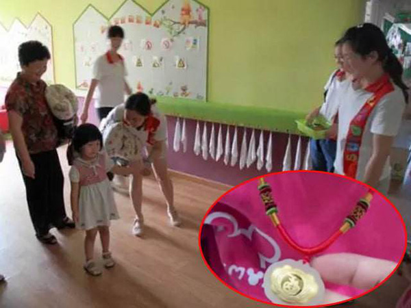 Con mẫu giáo bị mất dây chuyền vàng, mẹ đòi kiểm tra bạn học liền bị cô giáo phản đối