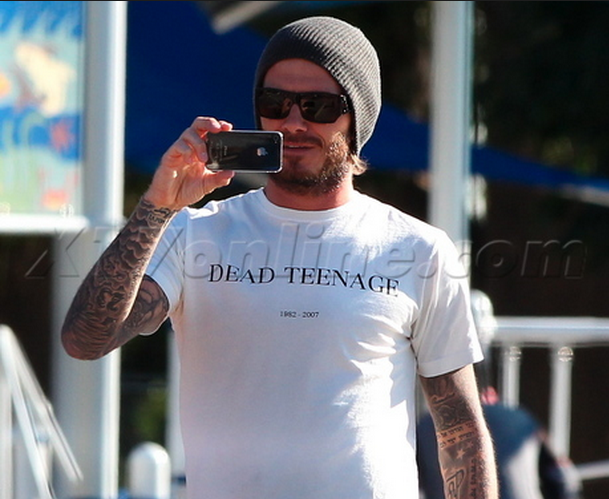 Chính xác thì David Beckham rất yêu thích các dòng sản phẩm của Apple. Thêm một tấm ảnh chụp anh sử dụng iPhone 4/4s.