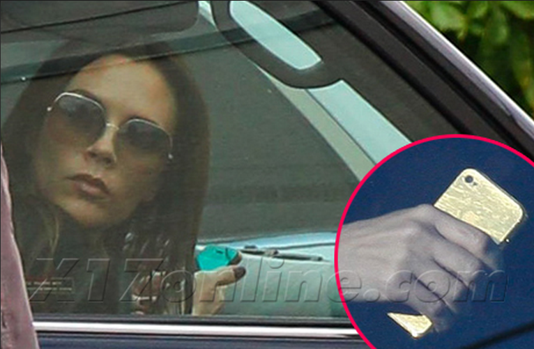 Victoria Beckham, cũng bị bắt gặp gần đây với chiếc iPhone 5 mạ vàng.