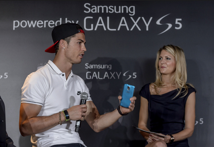 Tương tự Beckham, Cristiano Ronaldo dù ra mắt sản phẩm Galaxy S5 của Samsung, nhưng anh lại chuộng hãng khác.