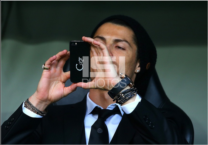 Ronaldo bị bắt gặp ngoài đời với chiếc iPhone.