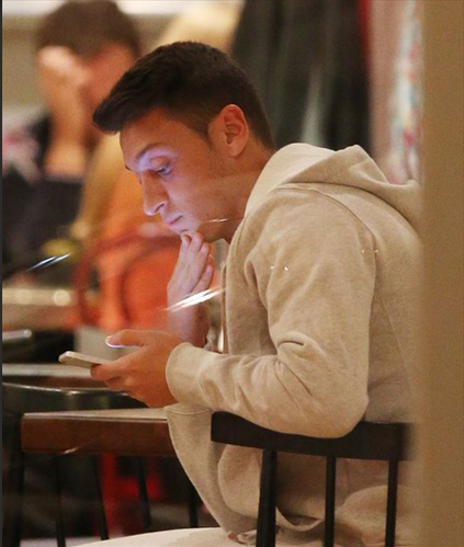 Ngôi sao Mesut Ozil của Arsenal lại đặc biệt trung thành với iPhone. Trên tay anh là chiếc iPhone 5S.
