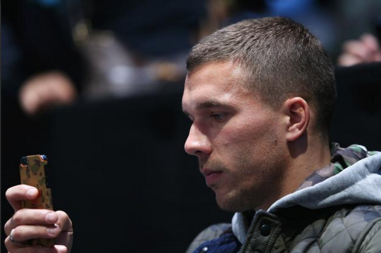 Đồng đội Lukas Podolski của Ozil tại Arsenal và tuyển Đức cũng là fan ruột của iPhone.