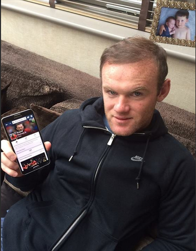 Từng xài con Blackberry dòng Bold, Rooney hiện trung thành với nhà tài trợ Samsung.